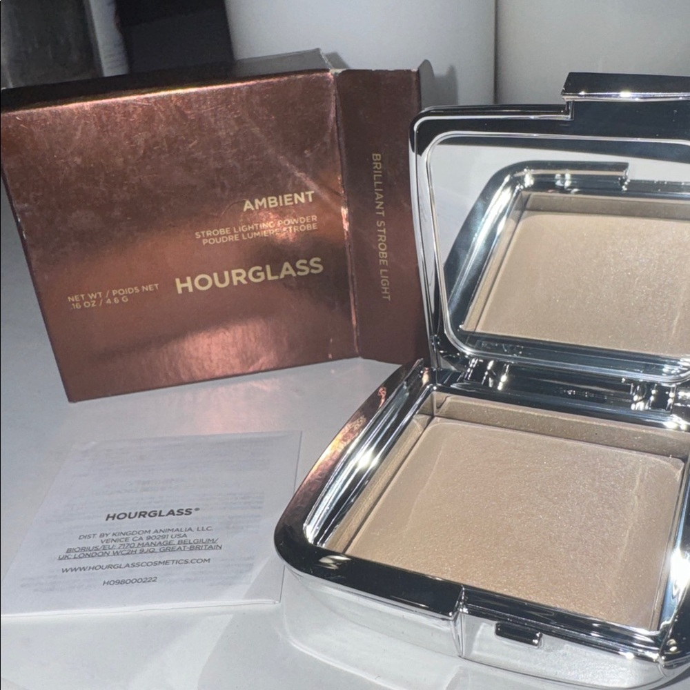 Hourglass Ambient Strobe Lighting Powder in Brilliant